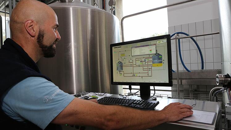 Auch bei der Arbeit von Braumeister Bernd Weibbrecht ist der PC nicht mehr wegzudenken.Foto: Barbara Herbst
