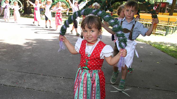 Der Lindentanz der Paul-Gerhardt-Kinder war der Höhepunkt des Festes der Begegnung: Die Kinder hatten Dirndl und Lederhosen angezogen - auch die syrischen Kinder