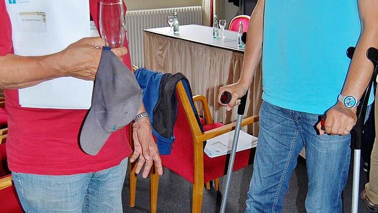 Medizinischer Rat vom Kurarzt: Österreichs Kaiser Franz Joseph (Rolf Matthes, rechts) mit Gehhilfen im Gespräch mit Hofrat Franz Anton von Balling (Herbert Schulze) Foto: Sigismund von Dobschütz