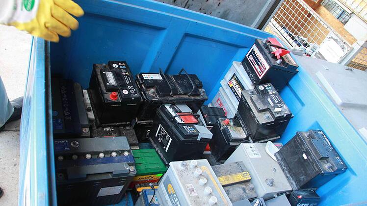 Autobatterien im Container. Foto: Carmen Schmitt