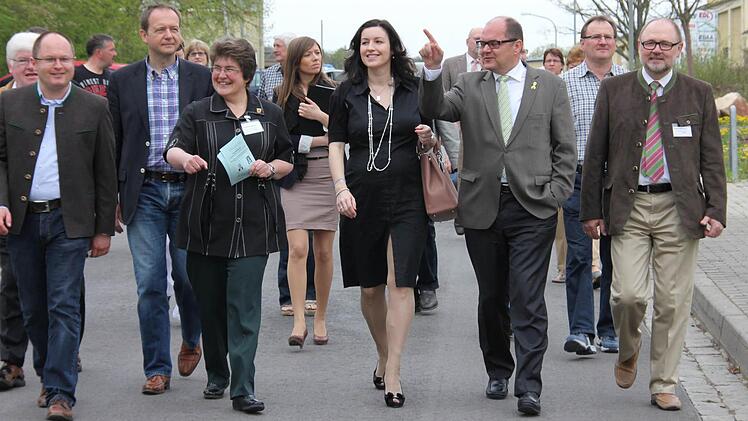 Rundgang der Prominenz beim ersten Gewerbetag 2012, den die Firmen im jetzigen Gewerbepark "Alte Kaserne" einmal im Jahr abhalten.