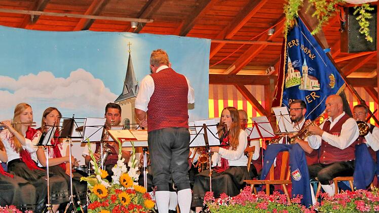Die Musikkapelle Poppenlauer unter der Leitung von Gerhard Lauerbach unterhielt die vielen Gäste beim Kommersabend des TV Poppenlauer. Foto: Dieter Britz
