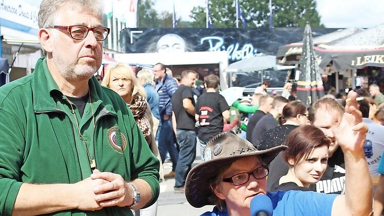 Ein mitfühlender Seelsorger Norbert Jungkunz hört, was Lkw-Fahrerin Mandy Mischke zu Missständen vorbringt.  Foto: Markus Häggberg