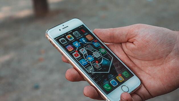 WhatsApp wurde am 24. Februar 2009 in den USA gegr&uuml;ndet. 2019 wurde das Unternehmen zehn Jahre alt. Symbolbild: Sara Kurfe&szlig;/unsplash.com