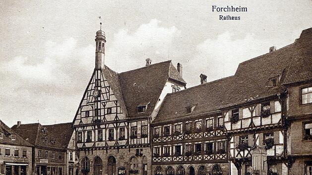 Im und vor dem Forchheimer Rathaus - hier noch mit dem alten Brunnen - fielen 1918 wichtige politische Entscheidungen (Ansichtskarte Anfang 20. Jahrhundert). Repro: Manfred Franze