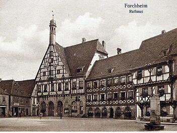 Im und vor dem Forchheimer Rathaus - hier noch mit dem alten Brunnen - fielen 1918 wichtige politische Entscheidungen (Ansichtskarte Anfang 20. Jahrhundert). Repro: Manfred Franze