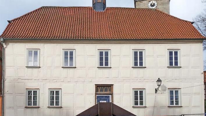 Die Farbe der Fassade des Seßlacher Rathauses ist offenbar immer noch ein Thema, wie bei der Bürgerversammlung in Gemünda zu hören war.  Foto: Jochen Berger (Archiv)