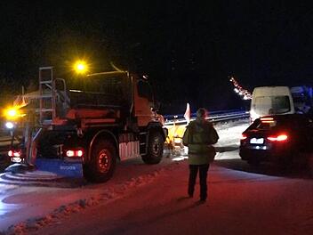 Glatte und winterliche Stra&szlig;en f&uuml;hrten in der Nacht von Dienstag auf Mittwoch (12. Februar 2020) zu kilometerlangen Staus auf der Autobahn. Foto:  Fricke/News5