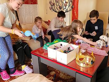 Kinder aus vielen ukrainischen Familien leben in der "Villa Zuflucht" unter einem Dach. Auf unserem Bild spielen (von links) Margarita, Yeseniia (verdeckt), Viktoria, Rostyslav, Valeria und Danilo im Wohnzimmer.