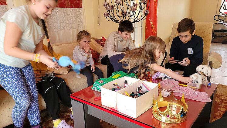 Kinder aus vielen ukrainischen Familien leben in der "Villa Zuflucht" unter einem Dach. Auf unserem Bild spielen (von links) Margarita, Yeseniia (verdeckt), Viktoria, Rostyslav, Valeria und Danilo im Wohnzimmer.