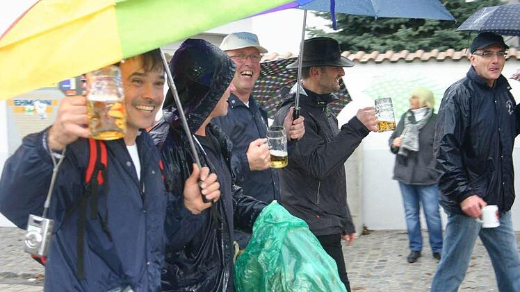 Die Michelfelder SVM-Wandergruppe marschiert beim Kirchweihumzug mit.