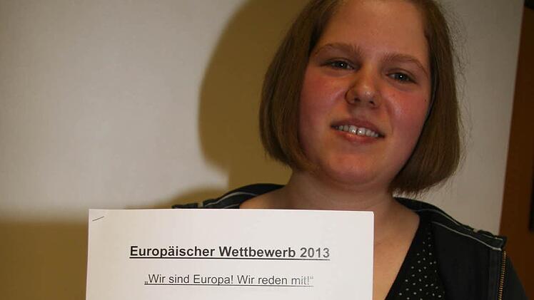 Stolz zeigt Simone Dehl ihre Arbeit, die sie mit großem Erfolg beim Europäischen Wettbewerb eingereicht hat. Foto: Sonja Adam