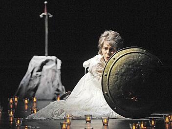 Klingendes Psychogramm einer verlassenen Frau: Salome Kammer fasziniert das Coburger Publikum in Salvator Sciarrinos "Lohengrin". In seiner Inszenierung vertraut Bodo Busso auf symbolistisch aufgeladene Requisiten - Schwert, Schild und makellos weißes Brautkleid.Fotos: Andrea Kremper