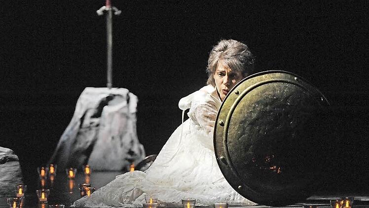 Klingendes Psychogramm einer verlassenen Frau: Salome Kammer fasziniert das Coburger Publikum in Salvator Sciarrinos "Lohengrin". In seiner Inszenierung vertraut Bodo Busso auf symbolistisch aufgeladene Requisiten - Schwert, Schild und makellos weißes Brautkleid.Fotos: Andrea Kremper