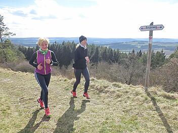 Susanne Schubert und Cordula Lauterbach auf dem kulturhistorischen Burgenweg unterwegs zur Kirchleuser Platte. Foto: Michael Kraus