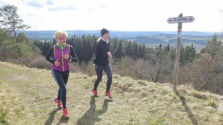 Susanne Schubert und Cordula Lauterbach auf dem kulturhistorischen Burgenweg unterwegs zur Kirchleuser Platte. Foto: Michael Kraus