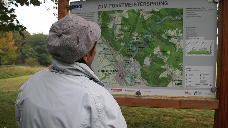Interessiert schauten sich die Wanderer die neu gestalteten Schilder an der Schneidmühle an. Foto: Sonja Adam
