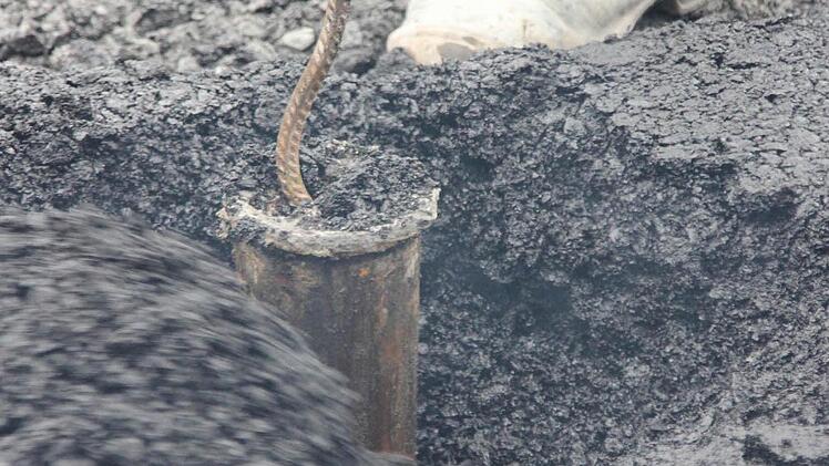 Der Wasserschieber wird mit einem aus Baustahl gebogenen Haken gehoben. Foto: Friedwald Schedel