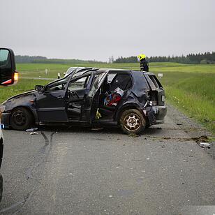 Mann aus Auto geschleudert und schwer verletzt - Pkw in der Kurve von Straße abgekommen und ueberschlagen