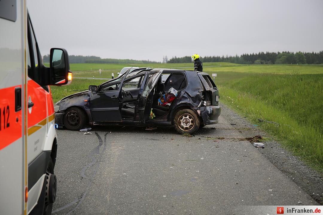 Mann aus Auto geschleudert und schwer verletzt - Pkw in der Kurve von Straße abgekommen und ueberschlagen