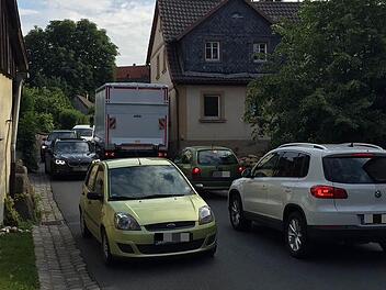 Der Verkehr in Döllnitz kam zum Erliegen. Foto: Christian Holhut