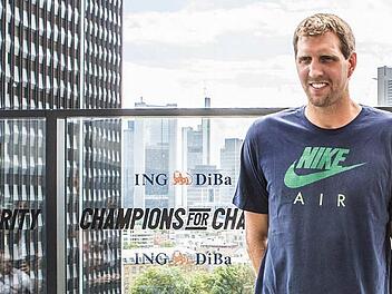 Basketball-Superstar Dirk Nowitzki zeigt in Mainz, was er auf dem Fußballfeld kann Foto: pr.