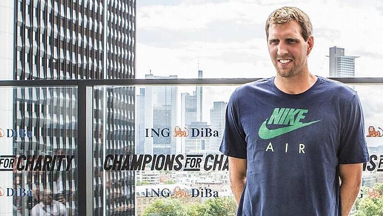 Basketball-Superstar Dirk Nowitzki zeigt in Mainz, was er auf dem Fußballfeld kann Foto: pr.