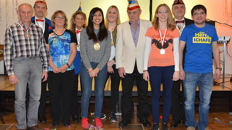 Natürlich durften bei der Faschingseröffnung auch Ehrungen nicht fehlen von links: Anton Krämer, Helmut Schlembach (Präsident der Klennewehmer Bischöff), Ilona Jurk, Irene Röder, Julia Strenge, Franziska Glückert, Hubert Reuß, Anna Schlembach, Klaus Mültner (Beirat Bezirk Unterfranken Fastnachts-Verband Franken), Andreas Schlembach.