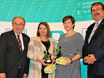 Janina Meissner (Hannover, 2. von links) und Celina Töllner (Tübingen, 3. von links) haben die Prüfungen als Bestattungsfachkraft als Beste absolviert. Links auf dem Bild Handswerkskammer-Präsident Walter Heußlein, rechts Christian Streidt, der Präsident des Bundesverbandes deutscher Bestatter.  Foto: Dieter Britz