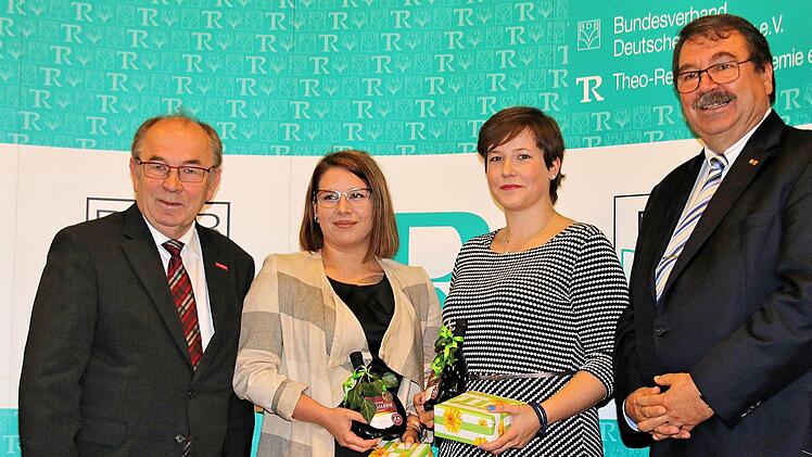 Janina Meissner (Hannover, 2. von links) und Celina Töllner (Tübingen, 3. von links) haben die Prüfungen als Bestattungsfachkraft als Beste absolviert. Links auf dem Bild Handswerkskammer-Präsident Walter Heußlein, rechts Christian Streidt, der Präsident des Bundesverbandes deutscher Bestatter.  Foto: Dieter Britz