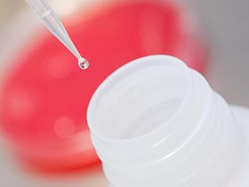 In Nordhalben werden permanent Trinkwasserproben entnommen. Symbolbild: Julian Stratenschulte/dpa