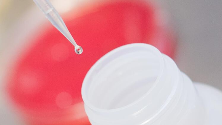 In Nordhalben werden permanent Trinkwasserproben entnommen. Symbolbild: Julian Stratenschulte/dpa