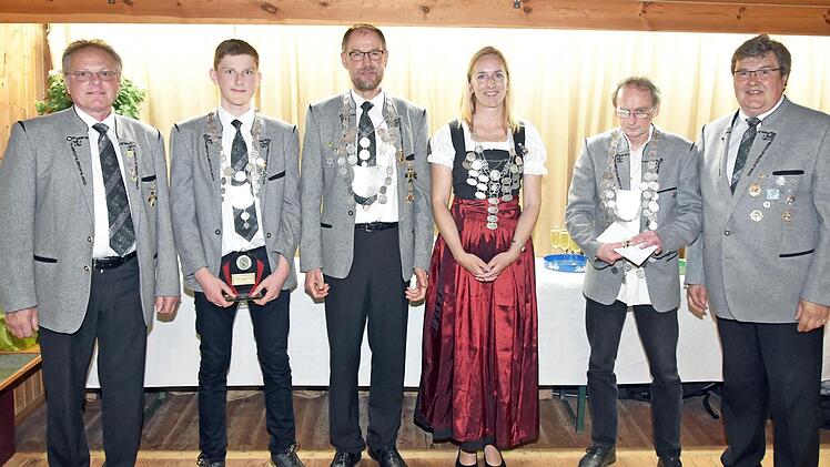 Königsfeier bei den Edelweißschützen Reuth (von links): die Gewinner Georg Egelseer, Fabian Kreller, Michael Prell, Nadja Jörger, Laszlo Oh und Vizevorsitzender Hubertus Weiß  Foto: Heidi Amon
