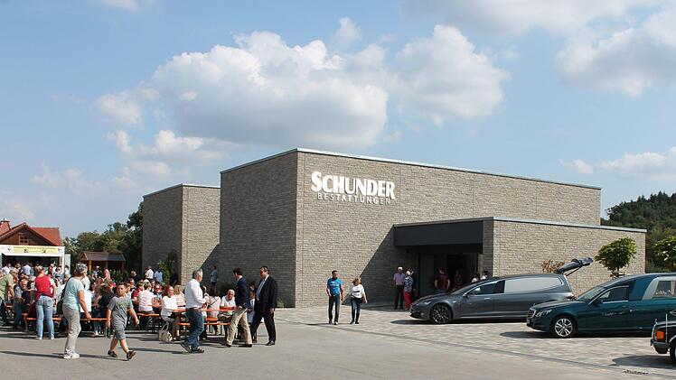Auf großes Interesse stieß der Tag der offenen Tür zur Einweihung des Neubaus von Schunder Bestattungen in Prölsdorf.Sebastian Schunder