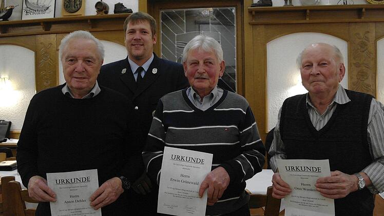 Tobias Leitsch (hinten) ehrte für 60-jährige Mitgliedschaft (vorne, v.l.n.r.): Anton Dehler, Erwin Grünewald und Otto Werdenitz.