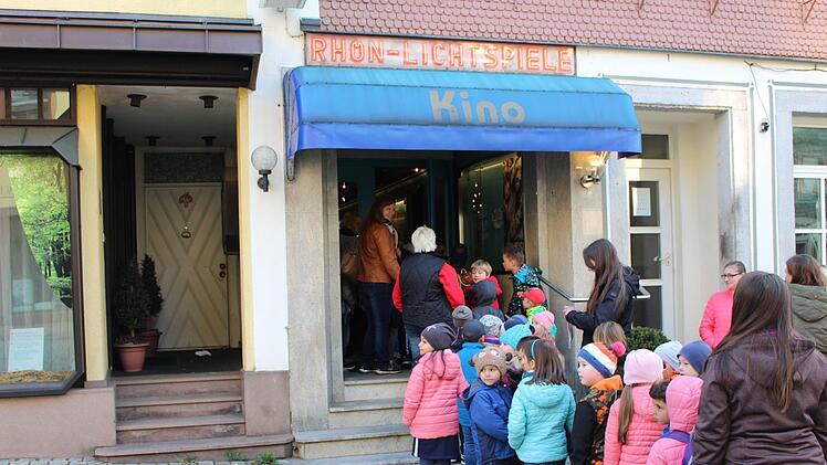 Gemeinsam gehen Grundschüler und Vorschüler ins Kino. Foto: Julia Raab