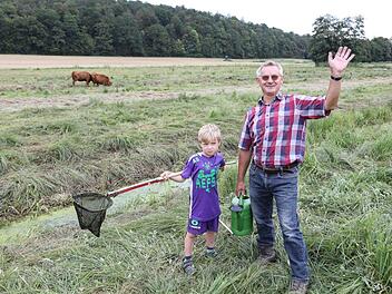 Winfried Kundmüller und Großneffe Anton  sind begeisterte Froschfänger. Aber alles tiergerecht! Foto: Barbara Herbst