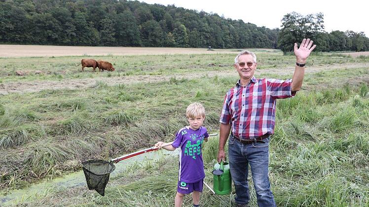 Winfried Kundmüller und Großneffe Anton  sind begeisterte Froschfänger. Aber alles tiergerecht! Foto: Barbara Herbst