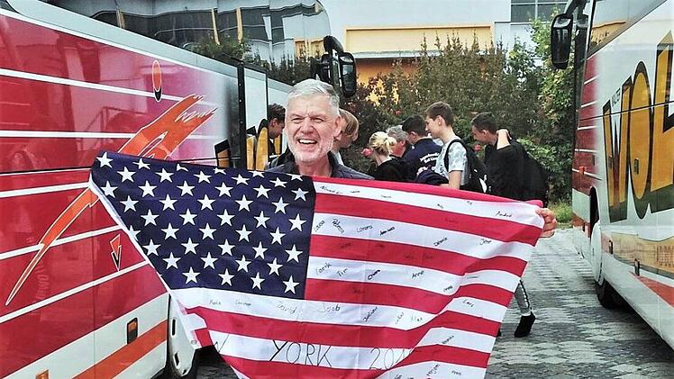 Erinnerung an Höhepunkte aus zwei Jahrzehnten: Stadtmusikdirektor Bernd Hammer im September 2019 bei der Rückkehr von der Steubenparade in New York. Foto: privat