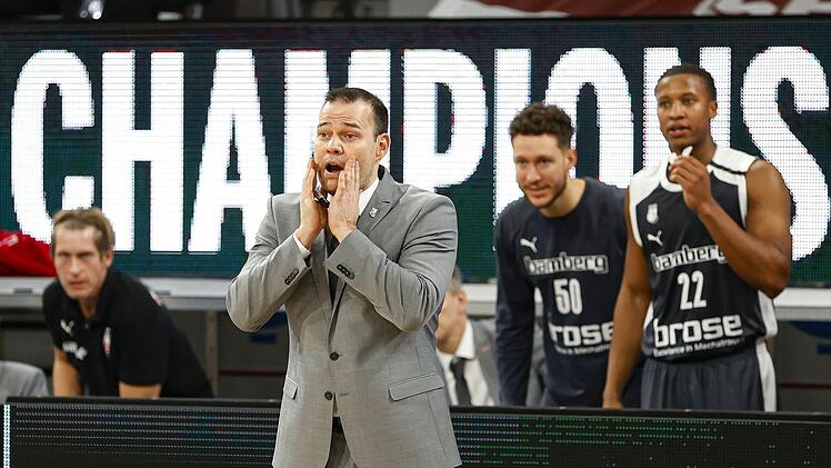 Wie Champions präsentieren sich die Brose-Basketballer um Coach Johan Roijakkers nur auf internationalem Parkett.  Löb