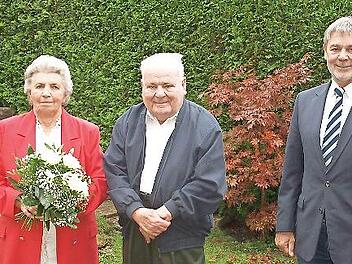 Das Jubelpaar mit Bürgermeister Gerhard Wunder (rechts)