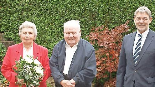 Das Jubelpaar mit Bürgermeister Gerhard Wunder (rechts)