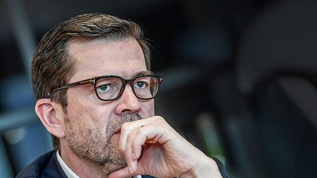 Eloquent, charmant, ruhig - so trat der ehemalige Bundesminister zu Guttenberg stets in der Öffentlichkeit auf.