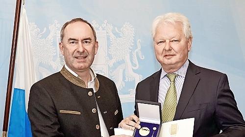 Wirtschaftsminister Hubert Aiwanger (links) &uuml;berreichte die Verdienstmedaille an Frank W&ouml;hner am Dienstag in M&uuml;nchen.
