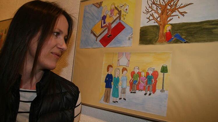 Grafikerin Ulrike Mahr wehrt ab: sie hatte nicht mehr viel zu tun, die Schüler haben hervorragende Vorarbeit geleistet.