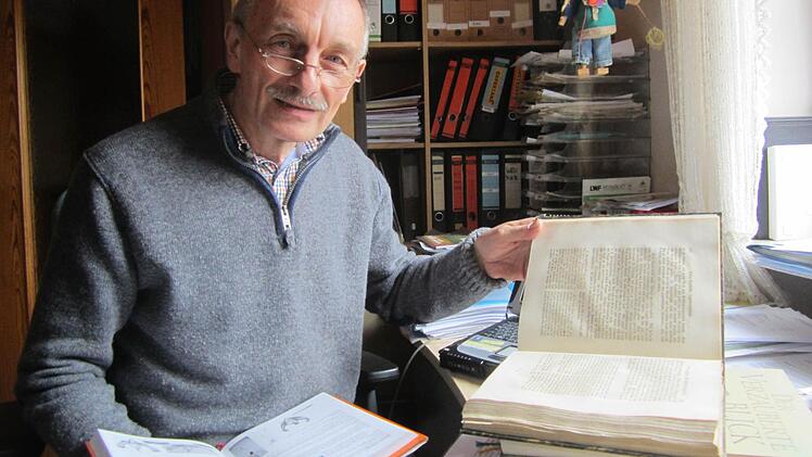 Hermann Hacker an seinem Schreibtisch in Bad Staffelstein, wo das neue Buch geschrieben wurde.