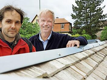 Mira Göbel und August Brendan an der Friedhofsmauer Fotos: Arkadius Guzy
