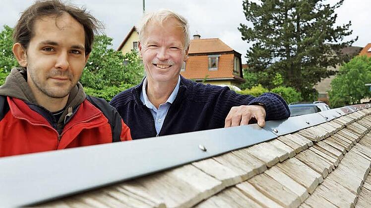 Mira Göbel und August Brendan an der Friedhofsmauer Fotos: Arkadius Guzy