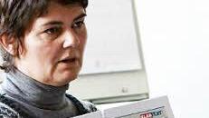 Redakteurin Christiane Lehmann zeigt Beispiele aus der Unterrichtsbroschüre von Klartext.