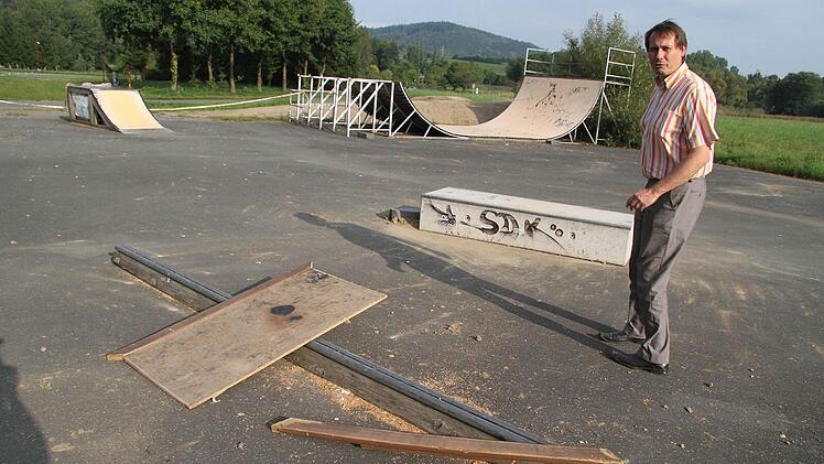 Bürgermeister Wolfrum hat ein Machtwort gesprochen: Noch diese Woche verschwinden alle beweglichen Teile der Skateranlage.